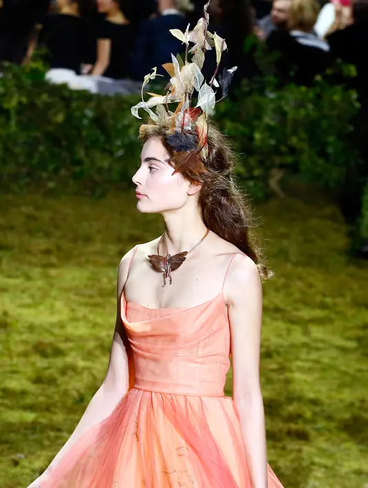 Aksesoris kepala yang digunakan model saat memperagakan rancangan Christian Dior untuk koleksi spring/summer 2017 di Musee Rodin, Paris, Senin (23/1). Peragaan busana Dior terasa seperti di negeri dongeng yang indah. (AP Photo/Francois Mori)