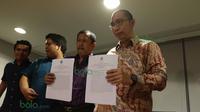 Direktur Hukum PSSI, Aristo Pangaribuan (kanan) dan Tim Pembela PSSI Togar Manahan Nero (2kanan) memberikan pernyataan pers terkait putusan MA yang menolak kasasi Kemenpora di kantor PSSI, Senayan, Jakarta, Selasa (8/3/2016). )Bola.com/Nicklas Hanoatubun)