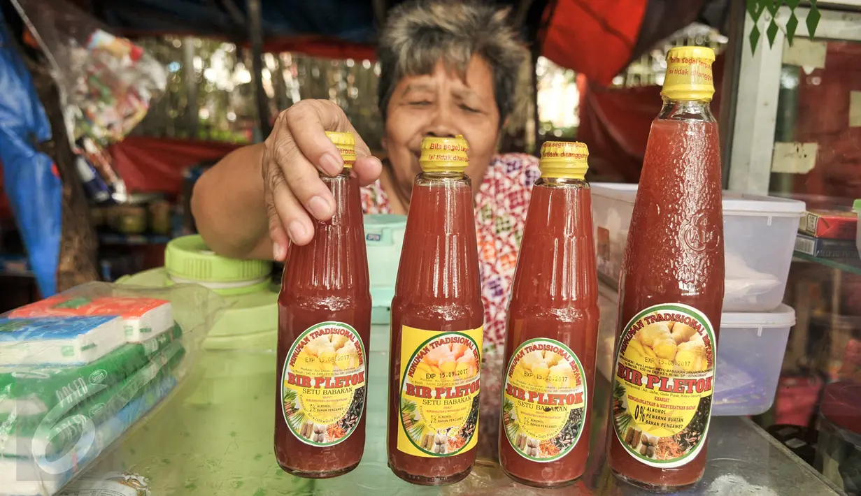 Pedagang menyusun botol bir pletok di Setu Babakan, Jakarta, Senin (6/2). Bir pletok masuk dalam ikon Budaya Betawi sebagai tindak lanjut Perda No 4 Tahun 2015 tentang Pelestarian Budaya Betawi. (Liputan6.com/Yoppy Renato)