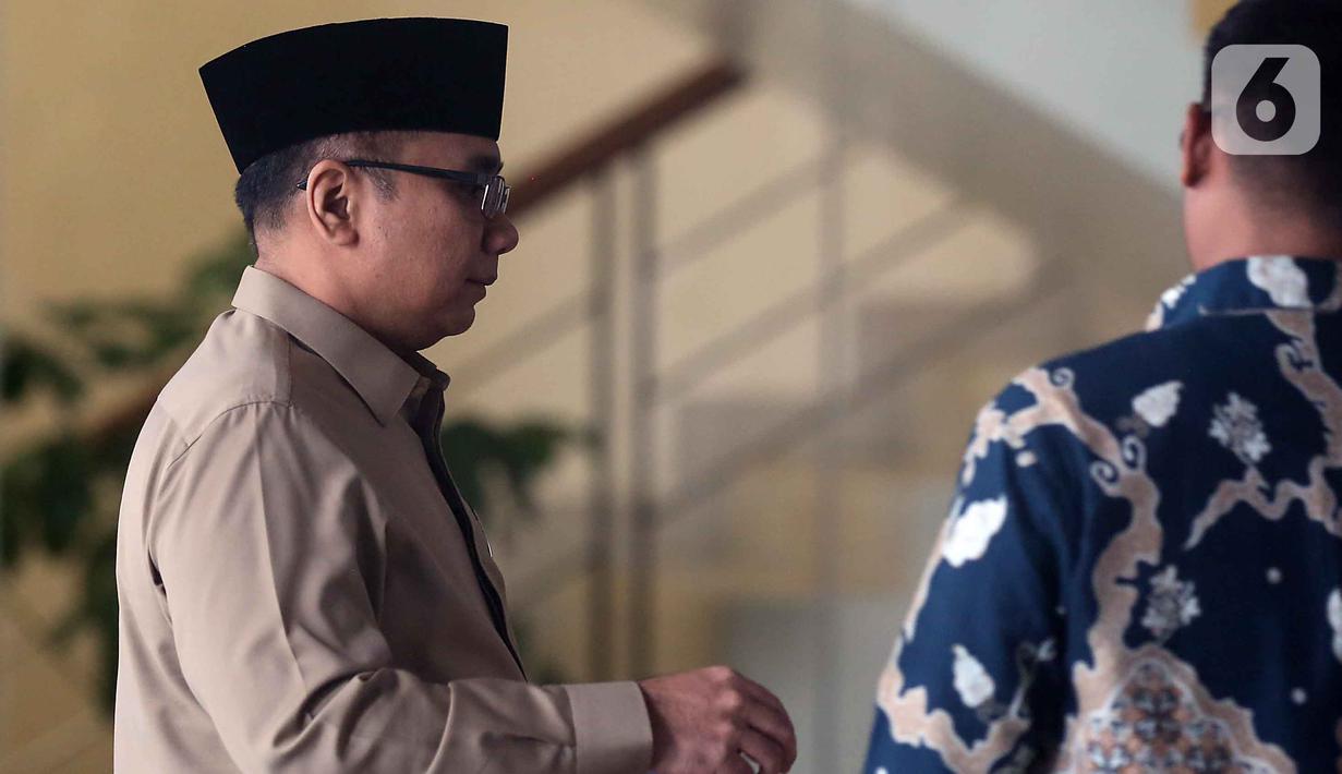 Ini merupakan panggilan keduanya terkait penyidikan kasus dugaan korupsi dalam penentuan kuota dan penyelenggaraan ibadah haji pada Kementerian Agama tahun 2023–2024. Tampak dalam foto, mantan Menteri Agama, Yaqut Cholil Qoumas (kiri) saat tiba untuk menjalani pemeriksaan di Gedung Merah Putih Komisi Pemberantasan Korupsi (KPK), Selasa (16/12/2025). (Liputan6.com/Helmi Fithriansyah)