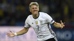 Bastian Schweinsteiger. Gelandang Timnas Jerman ini telah bermain dalam 18 penampilan selama berkiprah di Piala Eropa. Serupa dengan Cristiano Roanldo, debutnya juga dimulai pada edisi 2004. Hingga pensiun pada 2019, dirinya belum mampu membawa Jerman merebut trofi Piala Eropa. (AFP/Martin Bureau)