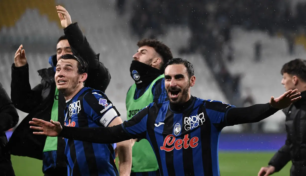 Pemain Atalanta, Marten de Roon (kiri) bersama Davide Zappacosta melakukan selebrasi setelah memenangkan laga pekan ke-28 Serie A 2024/2025 melawan Juventus di stadion Allianz, Turin, Italia, pada 9 Maret 2025 waktu setempat atau Senin (10/03/2025) dini hari WIB. (Isabella BONOTTO/AFP)