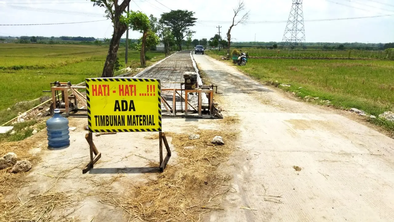 Pemkab Blora akan dibantu Pertamina dan SKK Migas untuk pembangunan jalan Peting - Sumber, Kecamatan Kradenan, Kabupaten Blora, Jawa Tengah. (Liputan6.com/Ahmad Adirin)