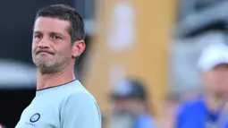 Pelatih Inter Milan, Cristian Chivu, tampak kecewa setelah anak asuhnya hanya mampu bermain imbang melawan Monterrey pada pertandingan Grup E Piala Dunia Antarklub 2025 di Rose Bowl, Pasadena, pada Rabu (18/6/2025) pagi WIB. (Photo by Patrick T. Fallon / AFP)