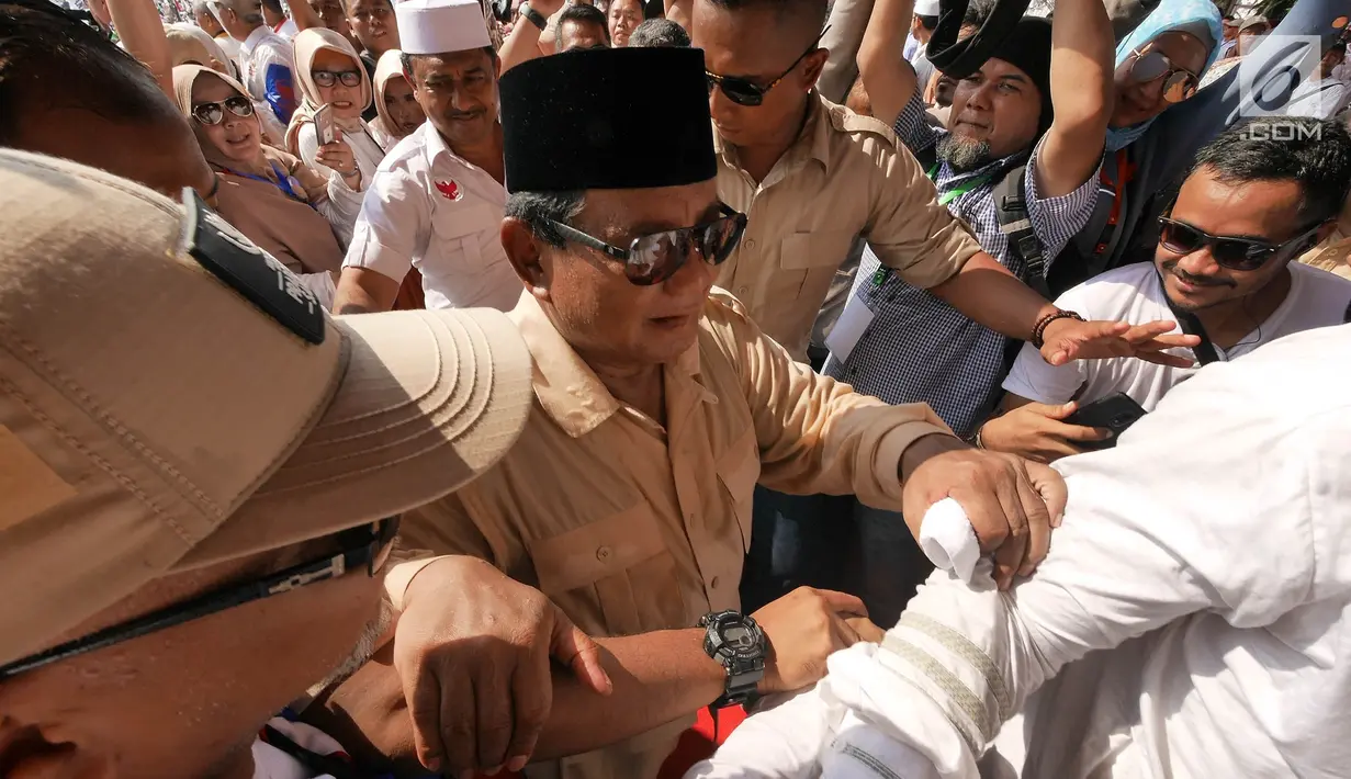 Calon Presiden nomor urut 02 Prabowo Subianto menyapa pendukungnya dalam kampanye akbar Prabowo-Sandi di luar Stadion Utama Gelora Bung Karno, Jakarta, Minggu (7/4/2019). Kehadiran Prabowo disambut para pendukungnya yang sudah menunggu sejak pagi. (Liputan6.com/Herman Zakharia)
