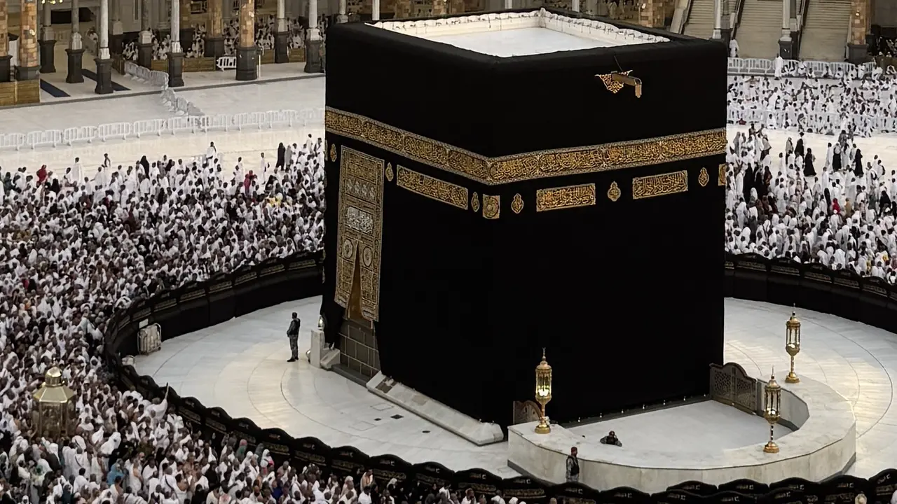 Jemaah melaksanakan tawaf di mataf Ka’bah, Masjidil Haram, Arab Saudi, Rabu, 17 Juni 2026. (dok. Media Center Haji)