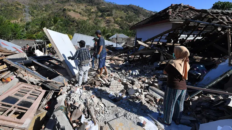 Mengais Puing Sisa Gempa Lombok