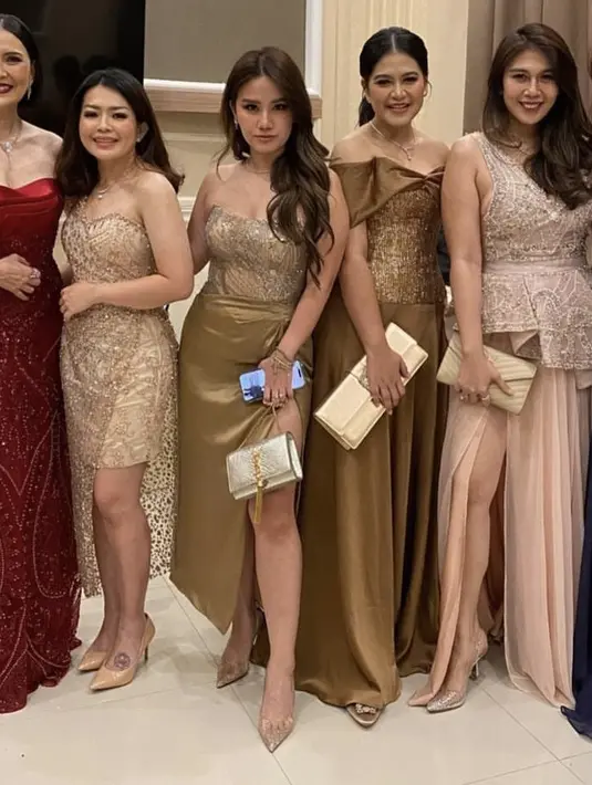 Dress tersebut dipadukan clutch panjang warna putih serta heels warna coklatnya. [Instagram/@chwrelia]