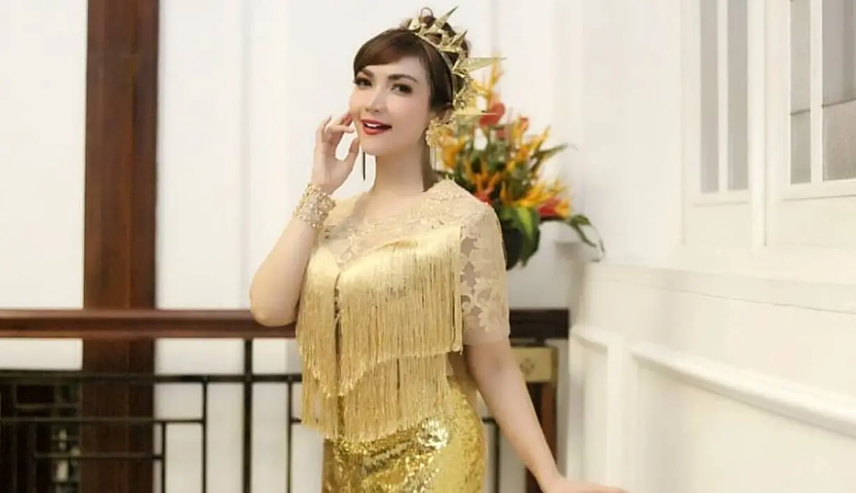 Nama Roro Fitria beberapa hari ini sedang santer dibicarakan publik lantaran kasus narkoba. Berikut ini bukan soal kasus tersebut, melainkan terkait dengan penampilannya yang selalu glamor dan tak luput dari makeup tebal. (Instagram/roro.fitria1989)