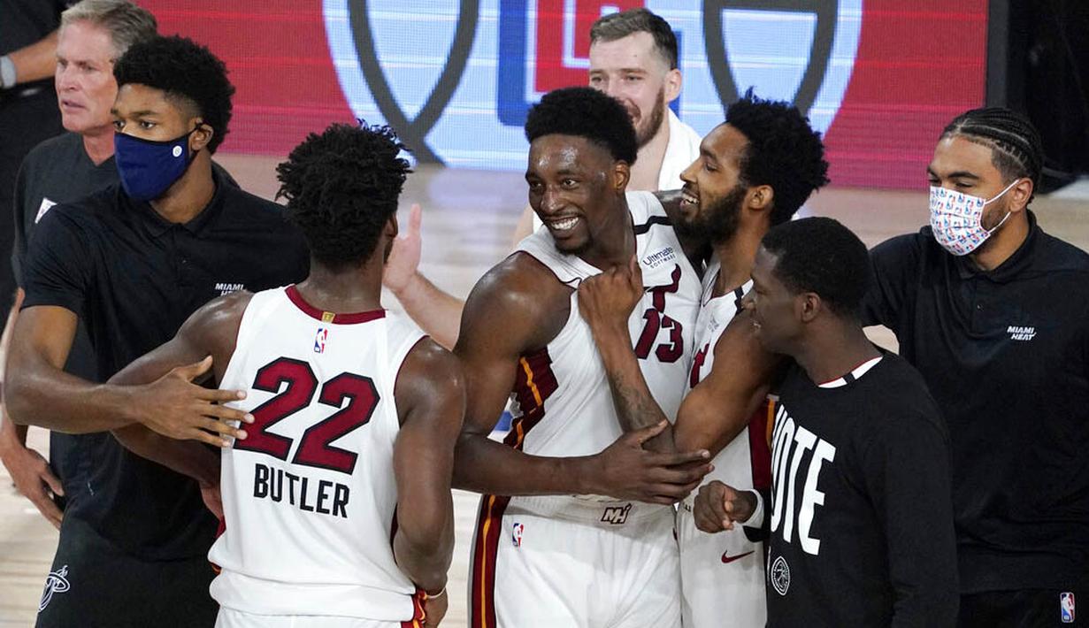Para pebasket Miami Heat merayakan kemenangan atas Boston Celtics pada gim pertama final Wilayah Timur playoff NBA di SPN World of Sports Complex, Selasa (15/9/2020). Heat menang dengan skor 117-114. (AP/Mark J. Terrill)