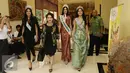 Miss Internasional 2015, Edymar Martinez berjalan bersama Ketua Dewan Pembina Yayasan Puteri Indonesia, Putri K.Wardani saat jumpa pres kunjungan Miss Internasional 2015 di Jakarta pusat, Jumat (19/2). (Liputan6.com/Herman Zakharia)