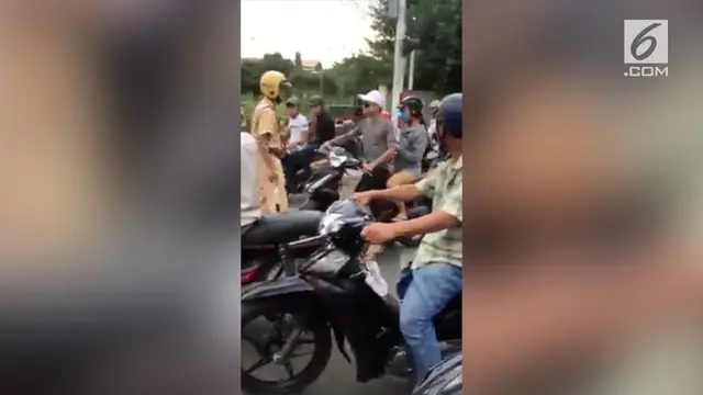 Tak terima ditegur petugas, seorang pria tega menganiaya dan menabrakkan dirinya dengan sepeda motor yang ia kendarai.