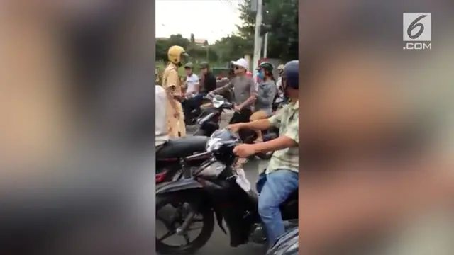 VIDEO: Tak Terima Ditegur, Pria Ini Tabrak Petugas dengan Motor