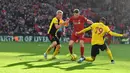 Gelandang Liverpool, James Milner, berebut bola dengan gelandang Watford, Etienne Capoue, pada laga Premier League di Stadion Anfield, Liverpool, Sabtu (14/12). Liverpool menang 2-0 atas Watford. (AFP/Paul Ellis)