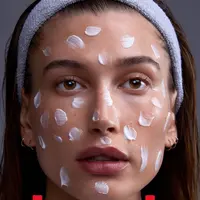 Hailey Bieber dalam kampanye produk skincare miliknya, Rhode. (dok. Instagram @rhode/https://www.instagram.com/p/Ce0zdMHLoMi/)
