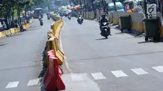 Pengendara motor melintasi Jalan Jatibaru di kawasan Tanah Abang, Jakarta, Selasa (19/6). Hingga H+4 Lebaran 2018 belum terlihat aktivitas pedagang kaki lima yang biasa berjualan di salah satu ruas jalan Jatibaru. (Liputan6.com/Helmi Fithriansyah)