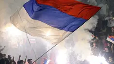 Aksi gebyar bendera dan mercon para pendukung Timnas Serbia di laga kualifikasi PD 2010 Zona Eropa Grup 7 melawan Austria di Beograd, 6 Juni 2009. AFP PHOTO / ANDREJ ISAKOVIC 