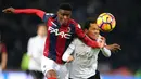 Ekspresi pemain Bologna, Ibrahima Mbaye (kiri) dan pemain AC Milan, Carlos Bacca saat bererebut bola pada laga Serie A di Stadio Renato Dell'Ara, Bologna,  (8/5/2/2017).  MIlan mengan 1-0. (Giorgio Benvenuti/ANSA via AP)