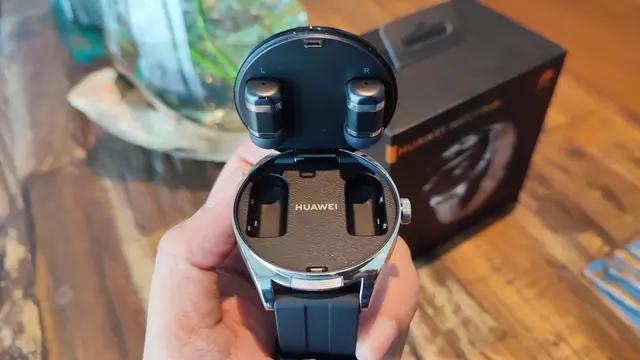 Huawei Watch Buds (Liputan6.com/Giovani Dio Prasasti)