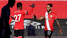 Pemain Southampton, Theo Walcott dan Ibrahima Diallo, merayakan kemenangan atas Arsenal pada laga Piala FA di Stadion St Mary, Sabtu (23/1/2021). Arsenal tumbang dengan skor 1-0. (AFP/Ben Stansall)