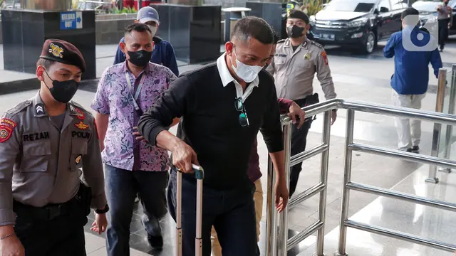 Terjaring OTT, Bupati Meranti Muhammad Adil Tiba di Gedung KPK
