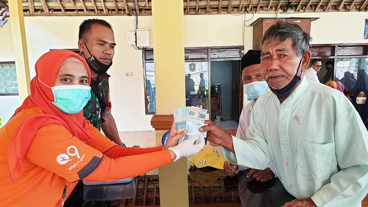 Penyaluran BLT BBM oleh PT Pos Indonesia di Kabupaten Lumajang. (Istimewa).