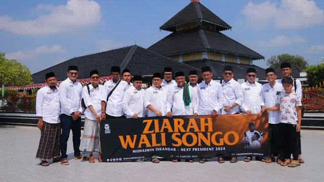 Mendatangi makam 9 wali penyebar agama Islam di Nusantara terutama di Tanah Jawa. (Istimewa)