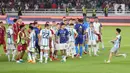 Seorang penyusup berlari ke tengah lapangan setelah laga FIFA Matchday antara Timnas Indonesia Vs Timnas Argentina di Stadion Utama Gelora Bung Karno (SUGBK), Senayan, Jakarta, Senin (19/6/2023). (Bola.com/Muhammad Iqbal Ichsan)