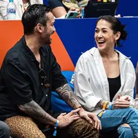 Tora Sudiro dan Mieke Amalia juga tampak menonton pertandingan terakhir FIBA di Jakarta. Tora tampil dengan kemeja hitam lengan pendek celana bermotif macan, sedangkan Mieke tampil kasual dengan tank top hitam ditumpuk oversized long sleeve shirt putih, dan celana jeans. [Foto: Instagram/mieke_amalia]