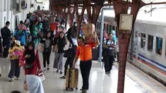 Penumpang kereta api Senja Utama tiba di Stasiun Pasar Senen, Jakarta Pusat, Sabtu (23/6). Pihak KAI memperkirakan arus balik Idul Fitri 1439 Hijriyah masih akan berlangsung hingga tanggal 26 Juni mendatang. (Liputan6.com/Immanuel Antonius)