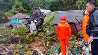 Tim penyelamat sedang memeriksa kerusakan dan mencari korban setelah tanah longsor di Natuna, Kepulauan Riau (Kepri) dalam foto selebaran yang diambil dan dirilis pada 7 Maret 2023 oleh kantor Kementerian Komunikasi dan Informatika Natuna. (HO / Natuna ministry of communication / AFP)