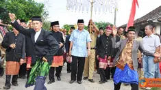 Citizen6, Tulang Bawang: Bupati Tulang Bawang Barat Bachtiar Basri disambut secara adat oleh warga Kampung Gunung Katun pada acara Peresmian Pemuda-Pemudi Gunung Katun. (Pengirim: Jerry Hasan) 