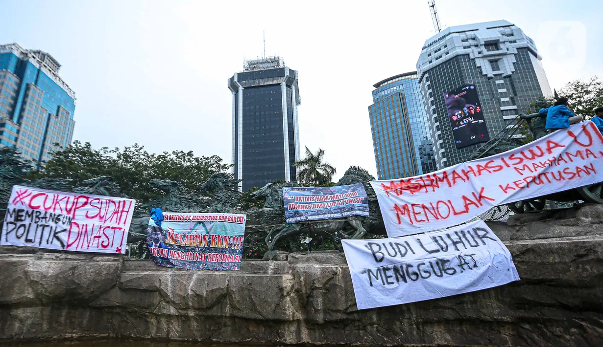 Mereka juga membawa atribut bendera dan spanduk. (Liputan6.com/Faizal Fanani)