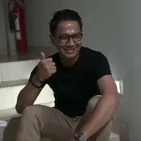 Penyanyi tampan ini pun mengakui jika dirinya tidak terbebani dengan keadaannya sekarang yang belum punya momongan. Ia pun menjawab dengan candaan jika ada teman atau kerabat yang menanyakan.