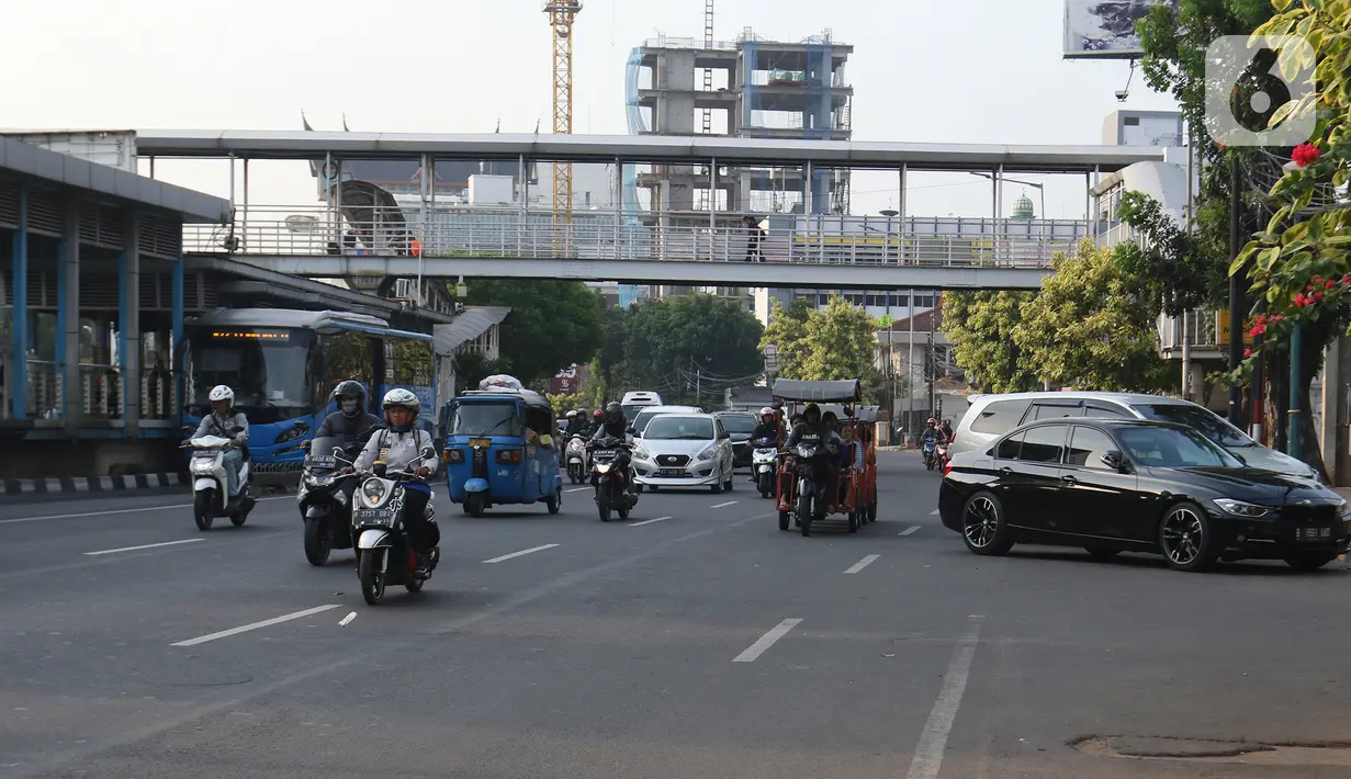 Warga menaiki Motor odong-odong melintasi kawasan Matraman, Jakarta, Rabu (23/10/2019). Dinas Perhubungan DKI Jakarta bakal menggelar operasi untuk menertibkan odong-odong yang sering dinaiki anak kecil karena alasan keselamatan. (Liputan6.com/Herman Zakharia)