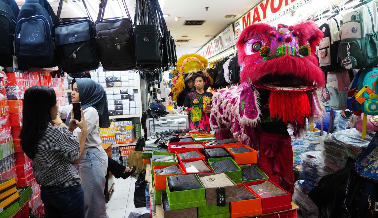 Para penari barongsai tampil di Pusat Perbelanjaan Senen, Jakarta, Kamis 12 Februari 2026. Memeriahkan perayaan Tahun Baru Imlek 2026 atau 2577 Kongzili, beberapa penari barongsai tampil di Pusat Perbelanjaan Senen, Jakarta. (AP Photo/Tatan Syuflana)