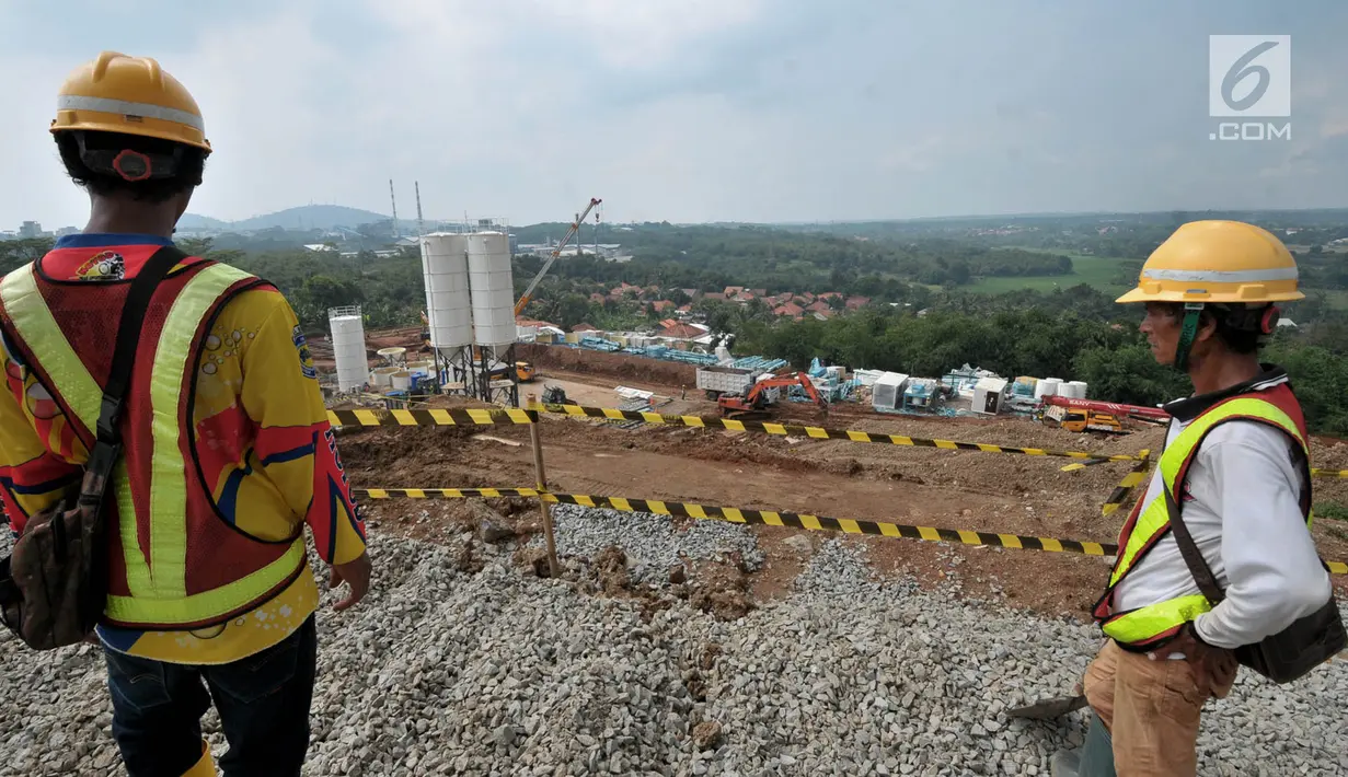 Pekerja memantau pembangunan terowongan (tunnel) 2 proyek kereta cepat Jakarta-Bandung di Desa Bunder, Jatiluhur, Purwakarta, Jawa Barat, Sabtu (30/3). Proyek kereta cepat Jakarta-Bandung merupakan salah satu proyek infrasturuktur yang dibangun oleh Presiden Joko Widodo. (merdeka.com/Iqbal Nugroho)