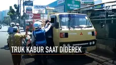 Sejumlah petugas Dishub DKI Jakarta berusaha menghalangi sopir truk yang berusaha kabur saat akan diderek. Upaya sang sopir tidak berhasil dan petugas tetap menderek truk tersebut