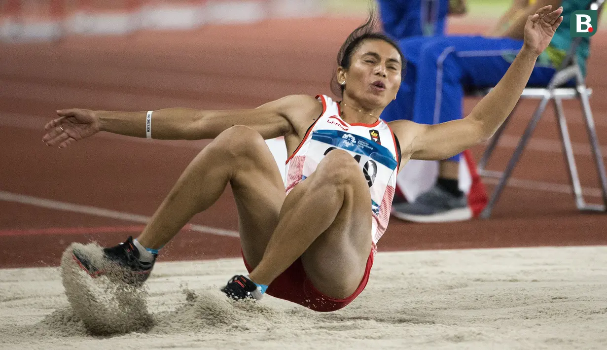 Pelompat jauh putri Indonesia, Maria Londa, saat beraksi pada Asian Games di SUGBK, Jakarta, Senin (27/8/2018). Hanya finis di peringkat kelima, Maria Londa gagal mempersembahkan medali. (Bola.com/Peksi Cahyo)