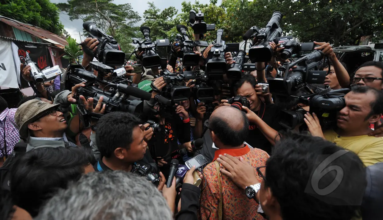 Sejumlah Awak media yang sedang bekerja mengambil gambar dalam peliputan terpidana mati duo Bali Nine cs di Dermaga wijapura, Cilacap, Jawa Tengah, Minggu (8/3/2015). (Liputan6.com/Johan Tallo)