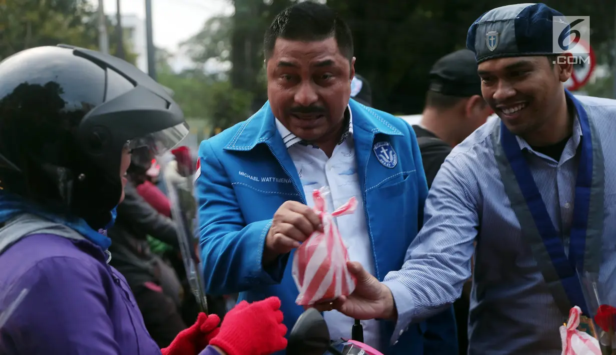 Aktifis GMKI memberikan bunga dan takjil kepada pengguna jalan saat memperingati hari lahir Pancasila,  Jakarta, Rabu (30/5). Pemberian takjil ini sebagai bentuk menjaga empat pilar kebangsaan yang digaungkan MPR RI. (Liputan6.com/Johan Tallo)