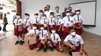 Presiden Joko Widodo atau Jokowi menemui sejumlah anak yang tengah belajar matematika di kawasan Kantor Bupati Humbang Hasundutan, Provinsi Sumatera Utara, Kamis (3/2/2022).