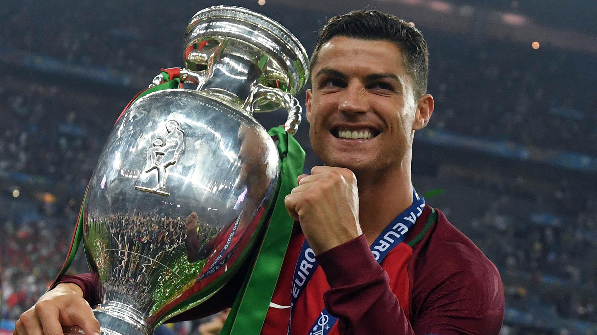 Cristiano Ronaldo dkk berhasil mengantar Portugal keluar sebagai juara Piala Eropa 2016 setelah mengalahkan tuan rumah, Prancis, 1-0, lewat perpanjangan waktu. Ini adalah gelar pertama Portugal di ajang internasional. (AFP/Francisco Leong) Event	