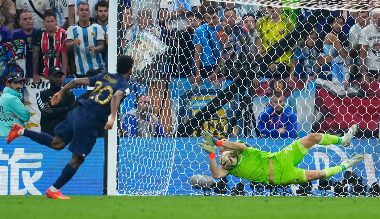 Kiper Argentina Emiliano Martinez memblokir tendangan pemain Prancis Kingsley Coman saat adu penalti pada pertandingan sepak bola final Piala Dunia 2022 di Stadion Lusail, Lusail, Qatar, 18 Desember 2022. Bermain imbang 3-3 selama 120 menit, Prancis akhirnya tumbang 2-4 dari Argentina dalam drama adu penalti. (AP Photo/Natacha Pisarenko)