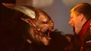 Ekspresi seorang pria saat mengikuti perayaan Krampus, di kota Bohemian selatan Kaplice, Republik Ceko (10/12). Menurut legendanya, Krampus digambarkan berwujud separuh iblis dan separuh kambing. (Reuters/David W Cerny)