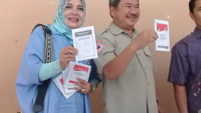 Bupati Garut Rudy Gunawan dan Istrinya Diah Kurniasari tetap mesra selepas memberikan pencoblosan di TPS jalan Kabupaten
