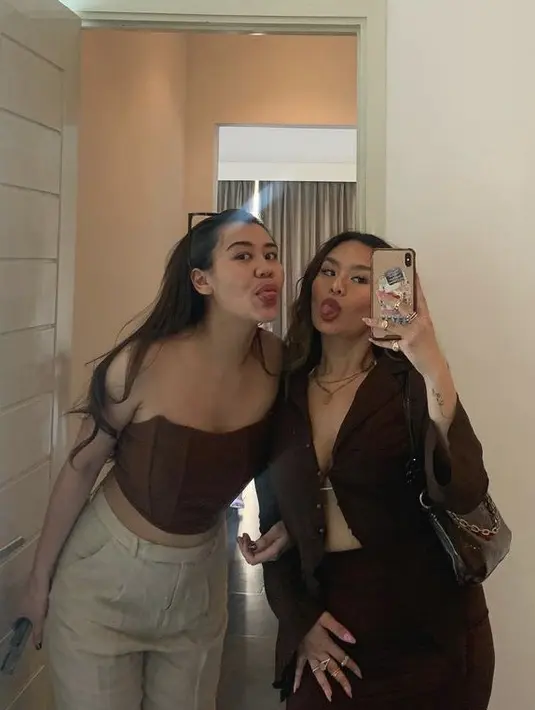 Kedua sama-sama kerap tampil dengan pakaian coklatnya. Zahwa tampil dengan atasan transparan crop lengan panjang, sementara Aaliyah dengan atasan bergaya korset [@zahwamassaid/@aaliyah.massaid]