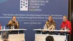 (ki-ka) Sekjen Kemenkop Agus Muharram, Kapokja Industri Teknologi KEIN Andri S.B Sudibyo, dan Ketua Umum ATSINDO Handito Joewono saat berdiskusi dalam Association of Strartup Indonesia di Jakarta, Jumat (10/3). (Liputan6.com/Angga Yuniar)