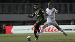 Striker Persib Bandung, Kevin Kippersluis, berebut bola dengan bek Tira Persikabo, Khurshed Beknazarov, pada laga Shopee Liga 1 di Stadion Pakansari, Bogor, Sabtu (14/9). Tira Persikabo bermain imbang 1-1 atas Persib Bandung. (Bola.com/Yoppy Renato)