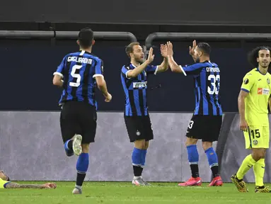 Gelandang Inter Milan,  Christian Eriksen (tengah) berselebrasi usai mencetak gol ke gawang Getafe pada pertandingan babak 16 besar Liga Europa di Veltins-Arena di Gelsenkirchen, Jerman, Rabu, (5/8/2020). Inter menang 2-0 atas Getafe dan melaju ke perempat final.  (AP Photo/Ina Fassbender)